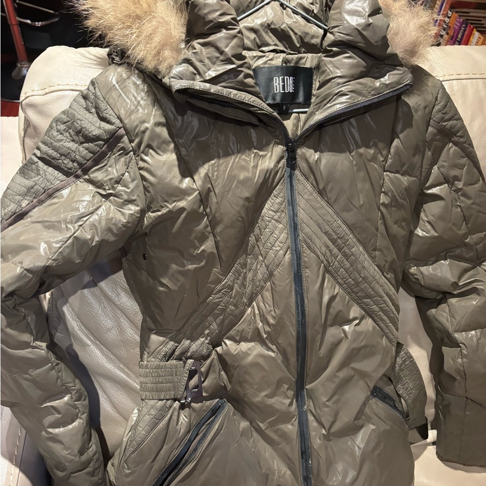 Green Puffer Jacket with Quilted Design and Hood